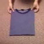 Hur man viker en T-shirt på 2 sekunder!